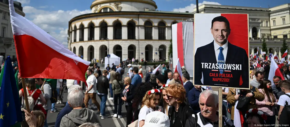 Seguidores de Rafa Trzaskowski, durante la marcha convocada una semana antes de la segunda vuelta de las presidenciales