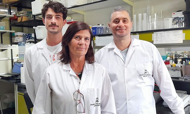 Laura Morelli lideró el estudio de los científicos argentinos, del que también participaron Lorenzo Campanelli (izq.) y Pablo Galeano.