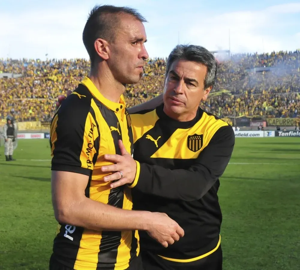 Bengoechea saluda a Valdez al término del partido