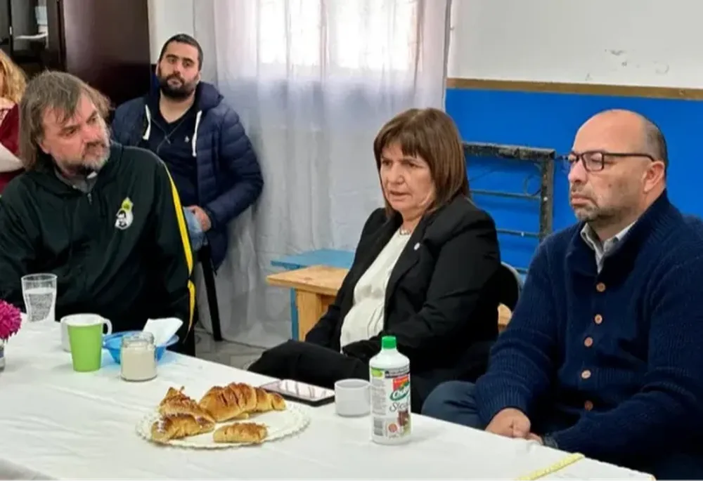 Patricia Bullrich, candidata a presidenta de Juntos por el Cambio, con curas villeros