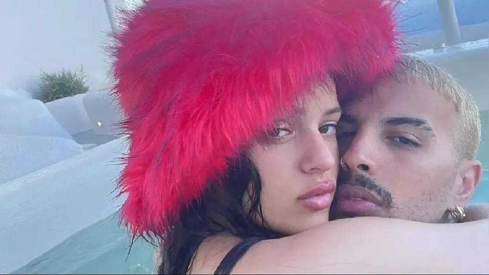 Los cantantes Rauw Alejandro y Rosalía.