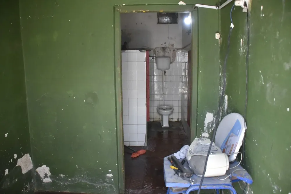 Baño que utilizaban árbitros y jugadores visitante en el Paladino