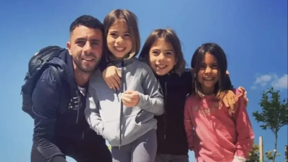 Matías Defederico y sus hijas