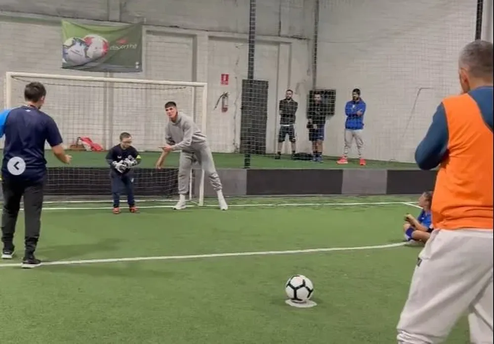 Emmanuel Gigliotti y Sergio Rochet compartieron un divertido momento jugando al fútbol con niños