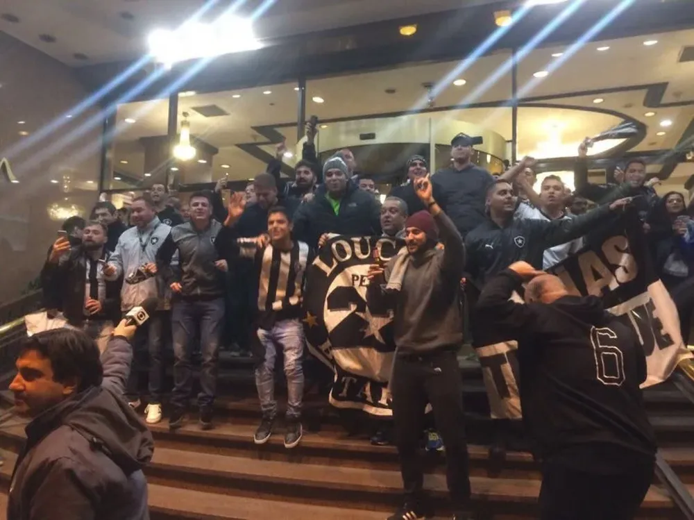 Hinchas de Botafogo recibieron a los jugadores en Montevideo