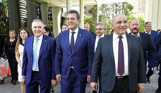 Massa se muestra con gobernadores y habló de Alfonsín a 40 años de su asunción