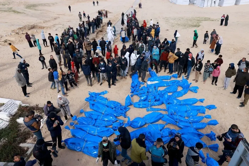 Personal del Ministerio de Salud de Gaza sacó los cuerpos de un camión, envueltos en bolsas de plástico azul, para llevarlos a una fosa común.