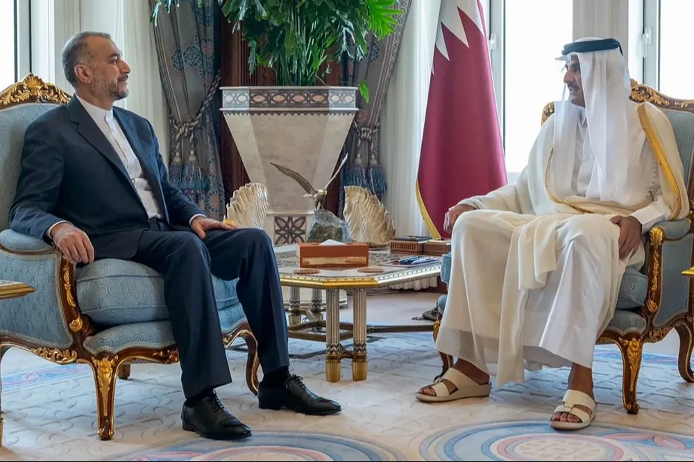 El jeque Tamim Bin Hamad Al Thani con el ministro de Exteriores de Irán, Hossein Amir Abdollahian, participantes de las negociaciones para la liberación de rehenes.
