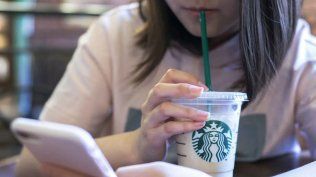 Los crecientes problemas que enfrenta Starbucks, la cadena global de café cuyas ventas cayeron en todo el mundo