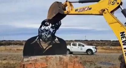 A través de Vialidad Nacional, el Gobierno demolió el monumento a Osvaldo Bayer en Río Gallegos, Santa Cruz.
