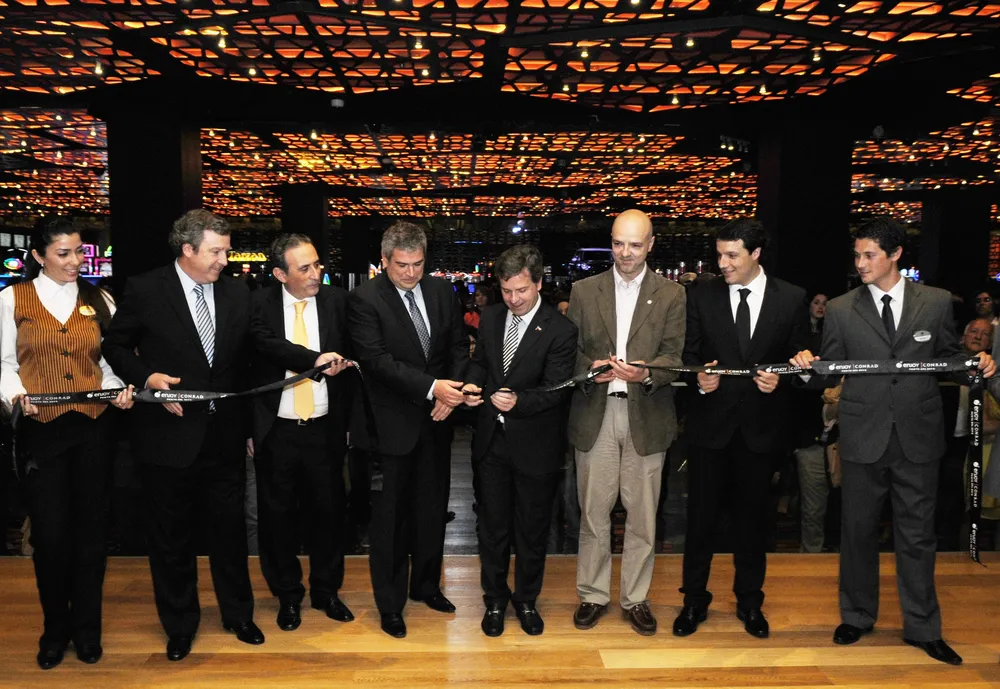 Ejecutivos de Enjoy junto a autoridades de los gobiernos chileno y uruguayo inaugurando el casino