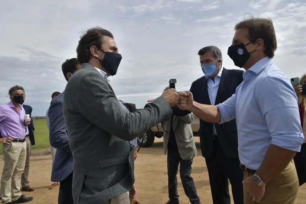 El ministro de Turismo, Germán Cardoso, saluda al presidente Luis Lacalle en la inauguración de Academia de Torque, el 16 de marzo