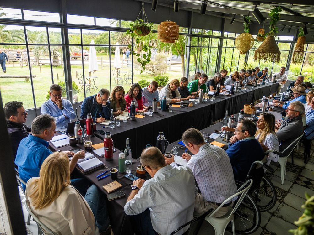Yamandú Orsi en la reunión con su futuro gabinete