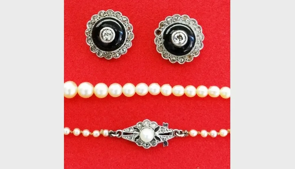 Caravanas Art Deco con ónix y brillantes y un collar de perlas naturales