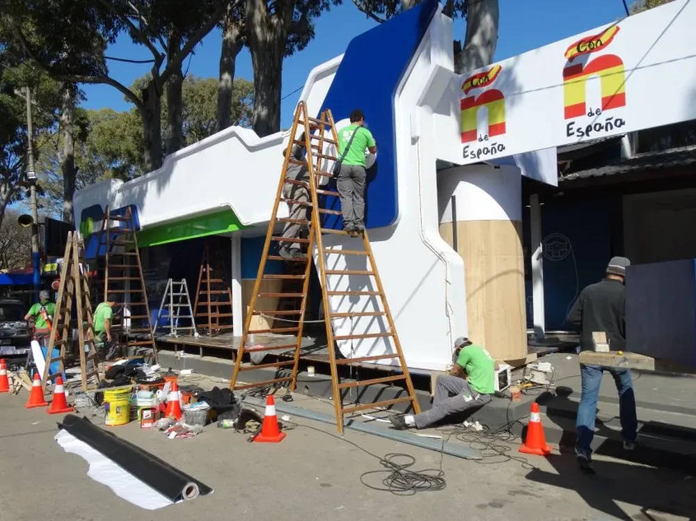 Aprontes en el frente del pabellón de España en la Rural del Prado.