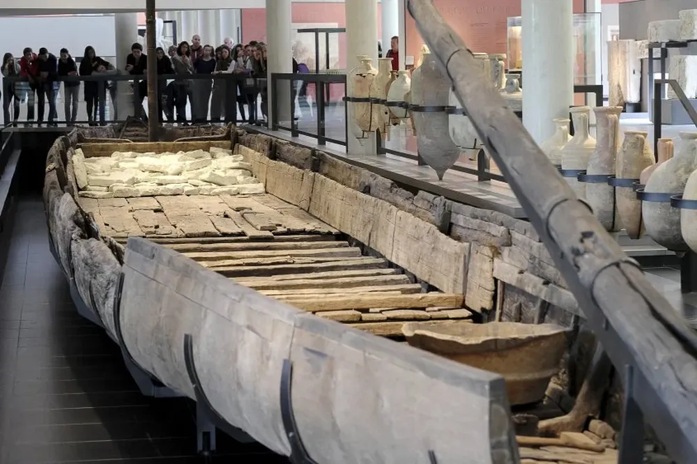 Los visitantes miran una barcaza galo-romana descubierto por un arqueólogo francés en 2007.