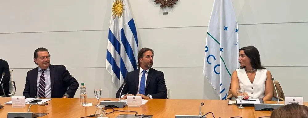 Luis Lacalle Pou acompañado del secretario de Presidencia, Rodrigo Ferrés, y la prosecretaria Mariana Cabrera
