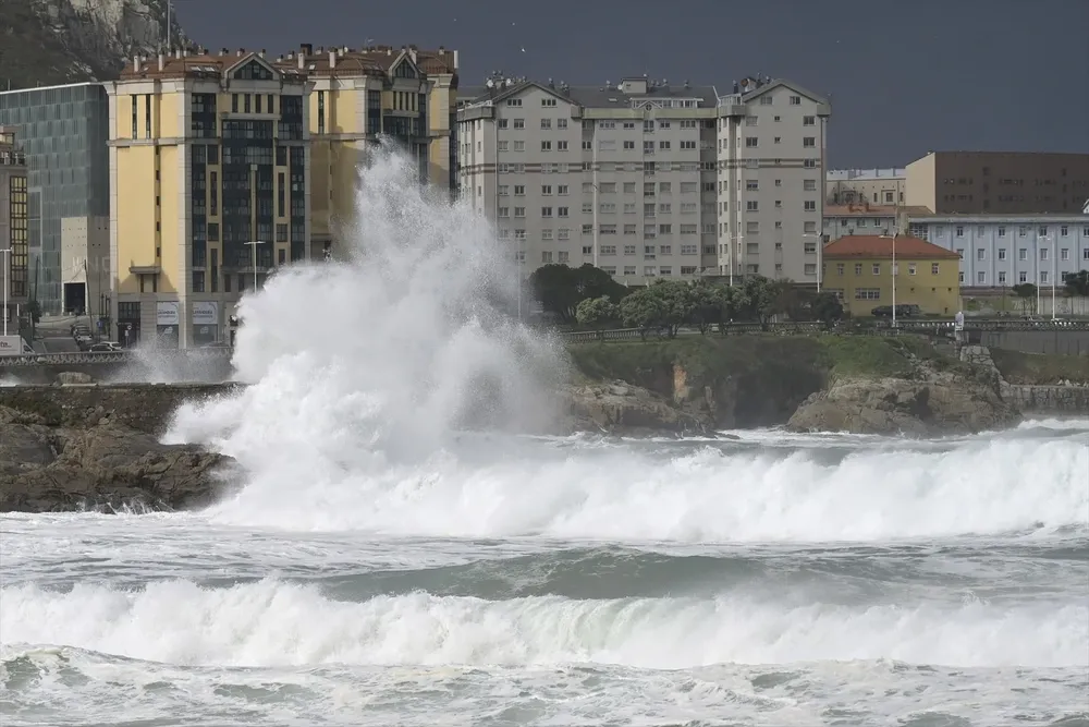 Olas durante el frente meteorológico, a 23 de febrero de 2024, en A Coruña.