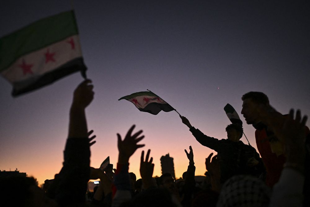 20241212 Coflicto en Siria.Syrians celebrate the fall of Bashar al-Assads rule at the main Ummayad square in Damascus, on December 13, 2024. Thousands of jubilant people rallied in central Damascus and in cities across Syria to celebrate during the first