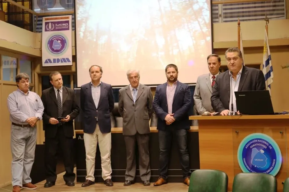 Integrantes de la comisión directiva de la Anrtci hablando frente a los socios de la entidad.
