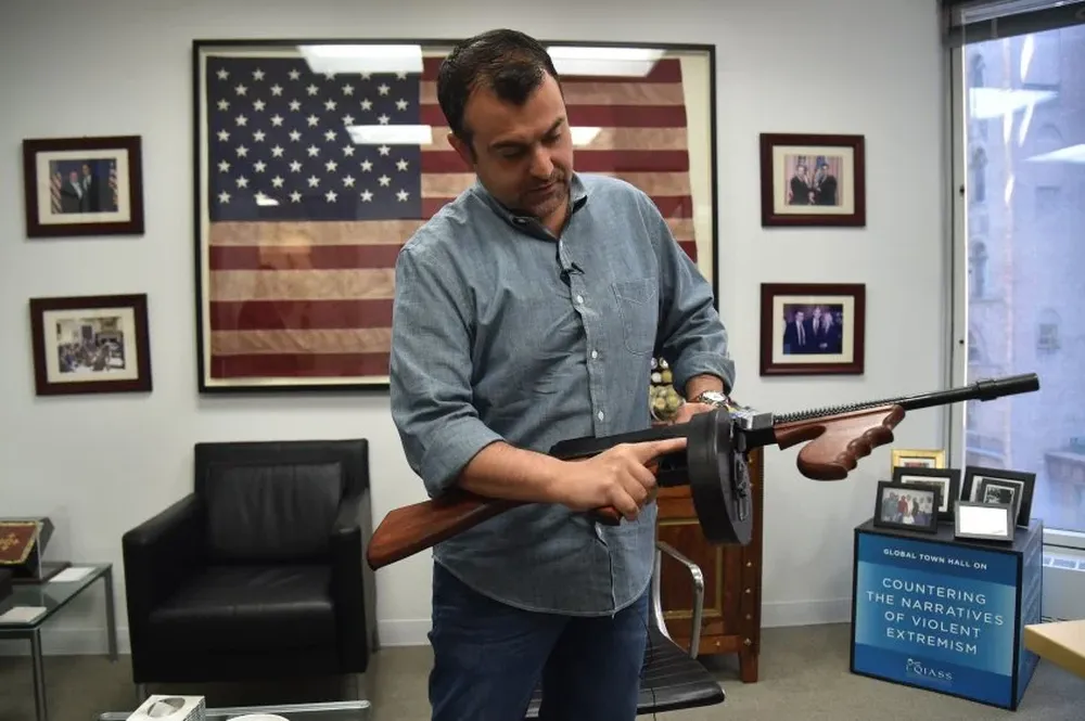 Soufan sostiene un arma antigua del FBI durante una entrevista con AFP en Nueva York