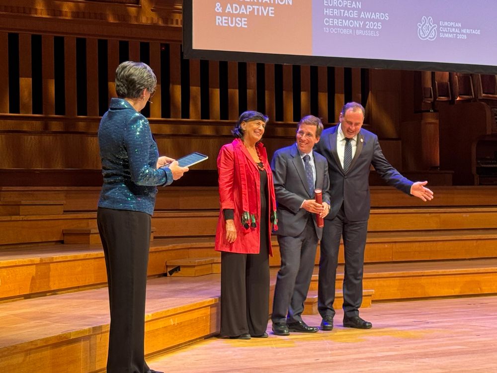 El alcalde de Madrid, José Luis Martínez Almeida recibe el premio por la restauración de la Puerta de Alcalá.