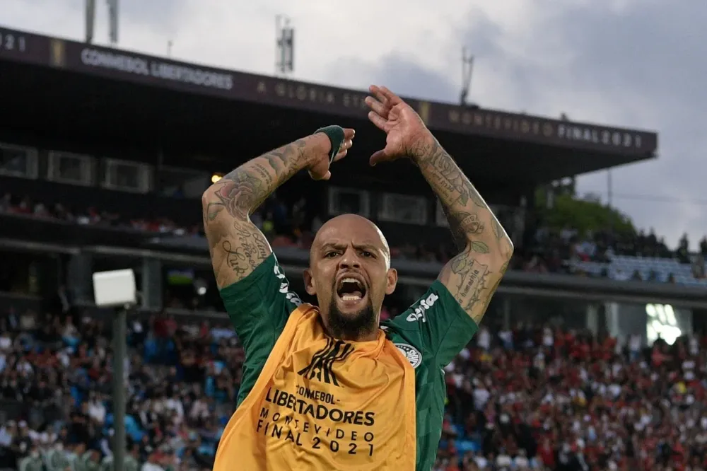 Felipe Melo arengando en el estadio Centenario
