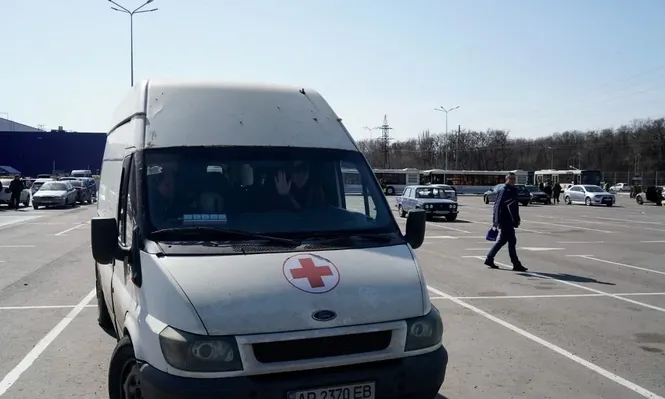 Un grupo de voluntarios lleva suministros para los civiles atrapados en Mariupol en medio de la invasión rusa de Ucrania.