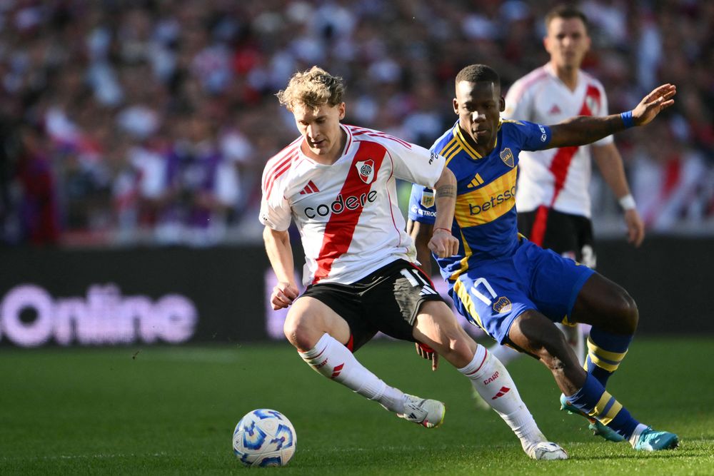 Facundo Colidio de River Plate y Luis Advíncula de Boca Juniors por el Torneo Apertura argentino Facundo Colidio de River Plate y Luis Advíncula de Boca Juniors por el Torneo Apertura argentino