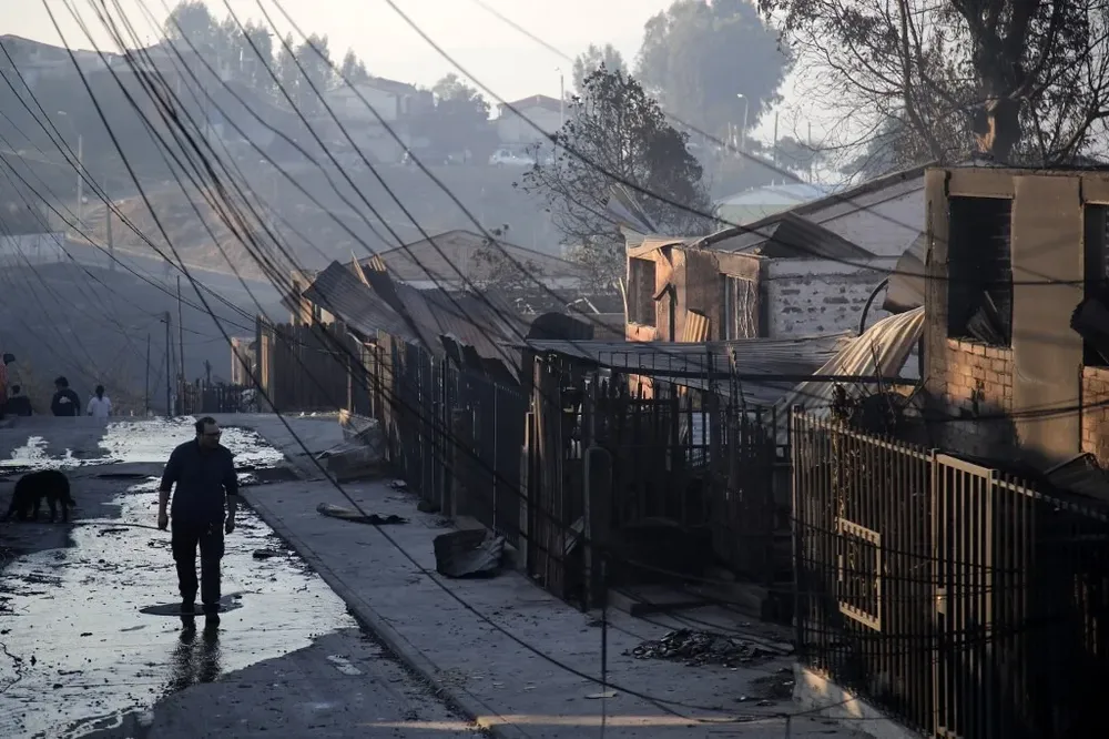 La región de Valparaíso y Viña del Mar, en el centro de Chile, amaneció este sábado con un toque de queda parcial para permitir la circulación de personas evacuadas.