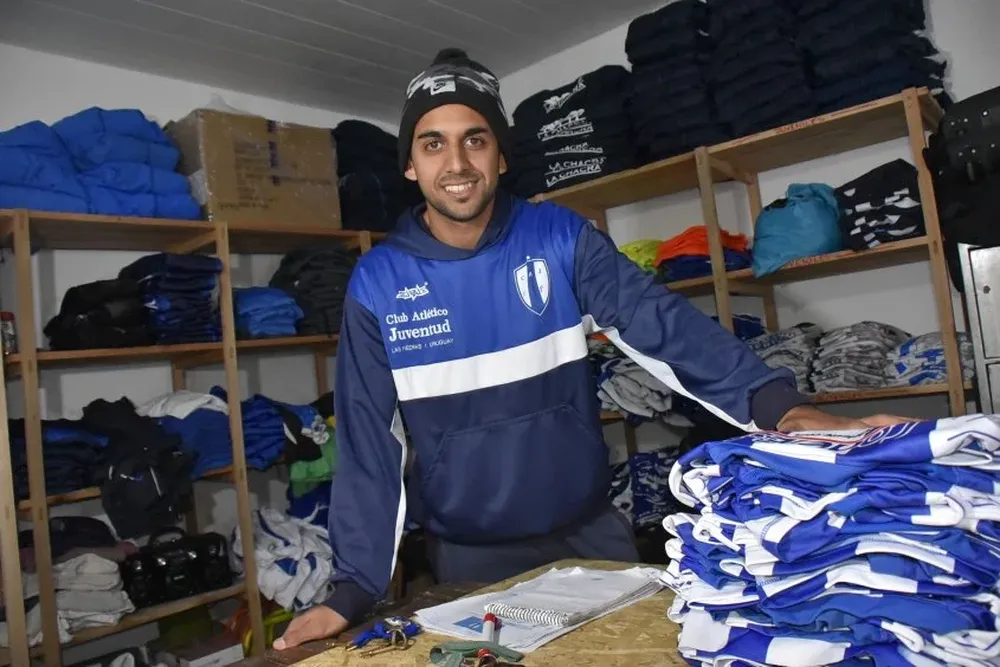 Esteban Pérez acomodando las camisetas