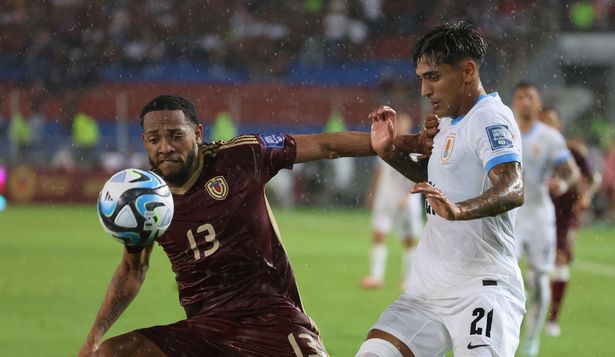 José Martínez de Venezuela ante Facundo Torres de la selección de Uruguay