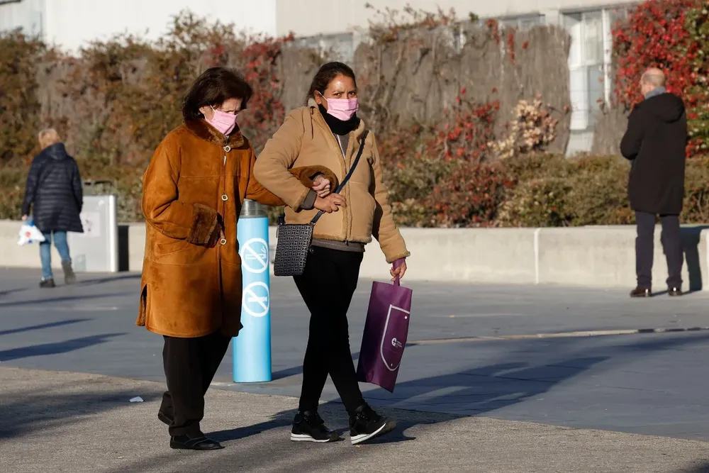 Varias personas caminan con la mascarilla.
