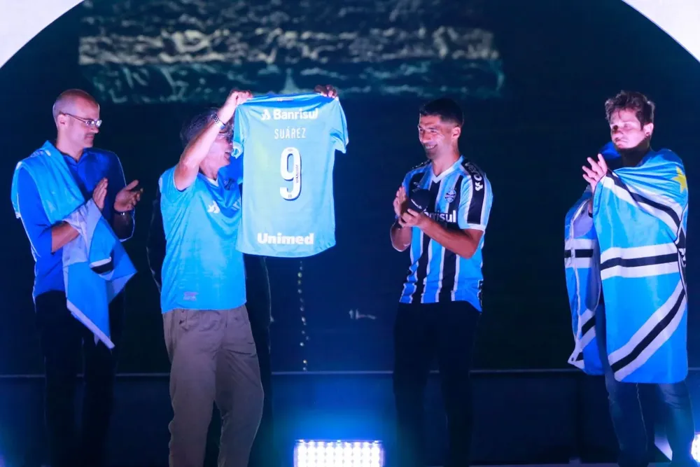 Luis Suárez en su presentación en Gremio recibe la camiseta de manos de Atilio Ancheta