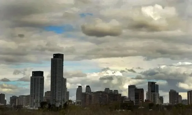 algo nublado y clima templado