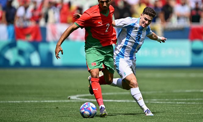 Achraf Hakimi, defensor de Marruecos, y Julián Álvarez, delantero de Argentina en los Juegos Olímpicos París 2024