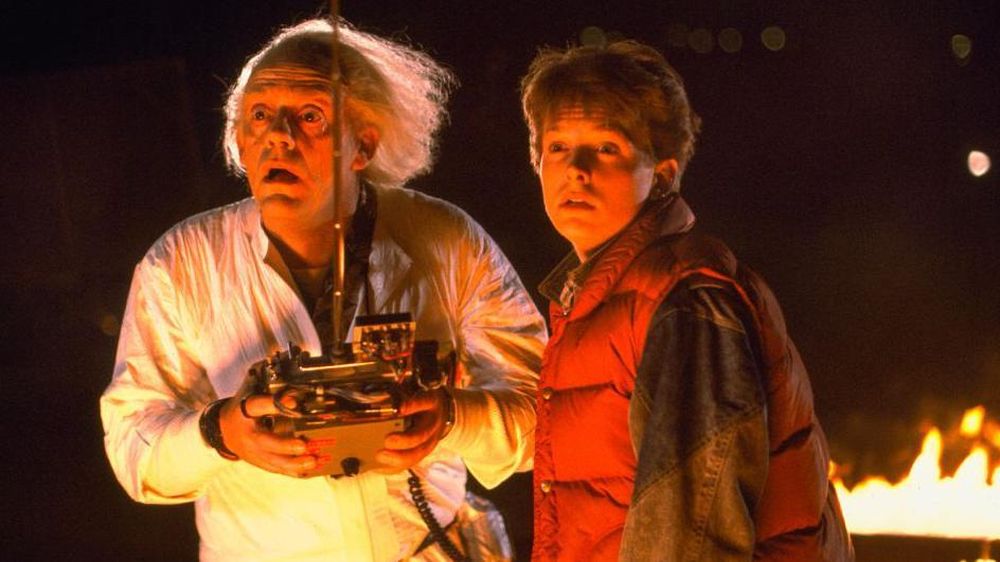 Marty McFly (Michael J. Fox, der.), un adolescente de California, regresa a los años 50 cuando un experimento de su excéntrico amigo científico Doc Brown (Christopher Lloyd) sale mal.