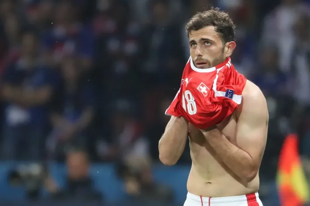 Varios jugadores de Suiza debieron cambiar sus camisetas por rotura