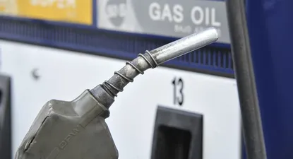 Surtidor de combustibles en estación de servicio.
