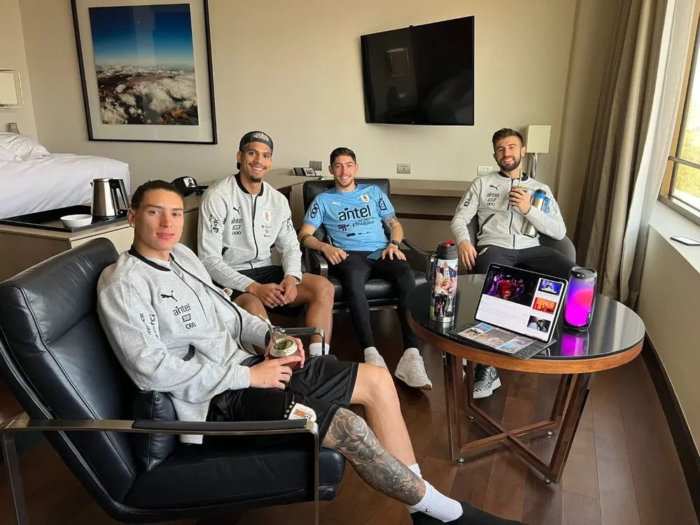 Darwin Núñez, Ronald Araujo, Federico Valverde y Diego Rossi compartieron un rato en una de las habitaciones antes del partido con Chile