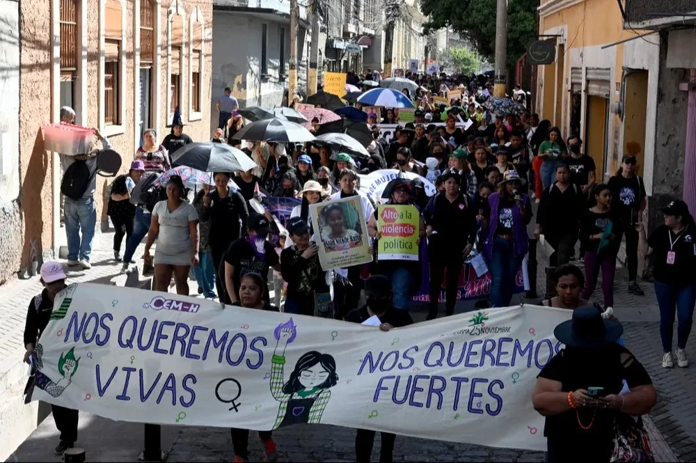 Muchas mujeres marcharon vestidas de negro en señal de luto.