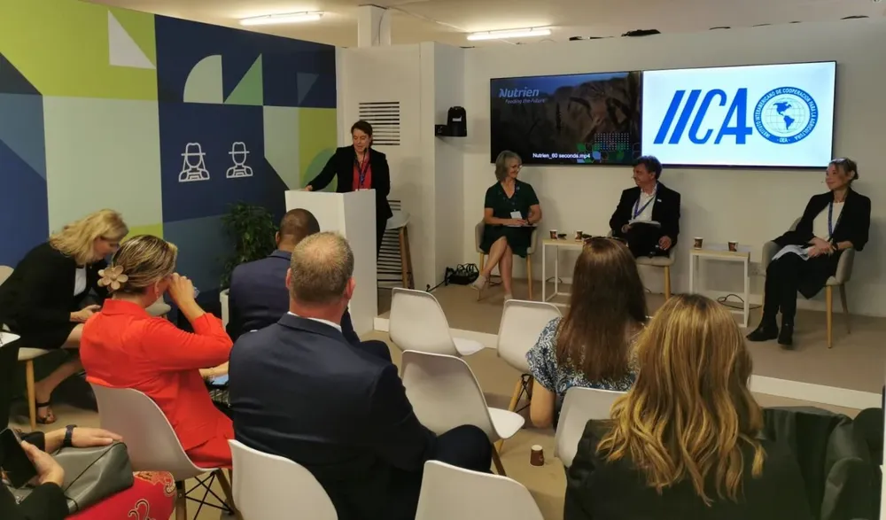 La moderadora del evento, Sophie Beecher, directora general de Desarrollo de Políticas Sustentables de Agri-Food Canada, junto con los panelistas Michelle Nutting, Directora de Sostenibilidad Agropecuaria y Ambiental de Nutrien; Marcelo Torres, presidente de AAPRESID; y Katie Sullivan, directora gerenta de IETA.