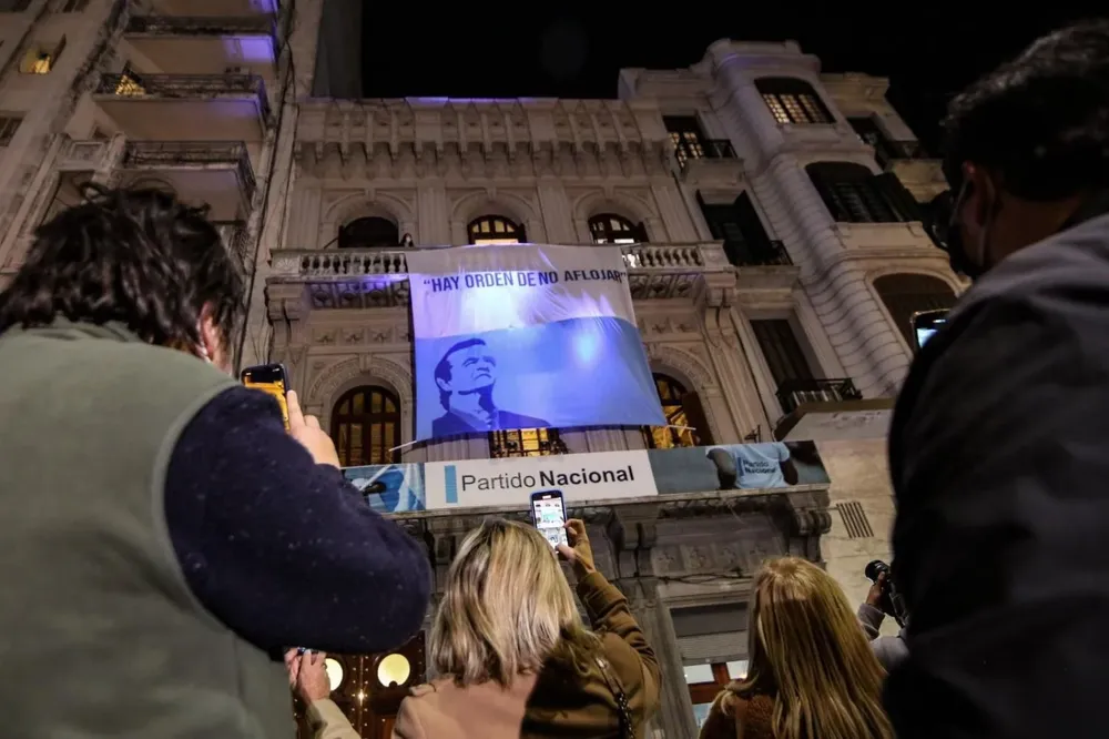 Sonó su frase Hay orden de no aflojar, al desplegar la gigantografía con su rostro