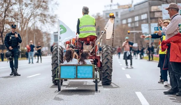 Un agricultor lleva un tractor durante una nueva jornada de protestas de agricultores y ganaderos.