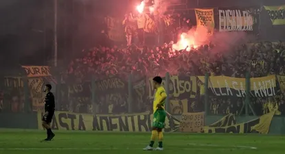 Bengalas en la tribuna de Peñarol en el estadio Norberto “Tito” Tomaghello