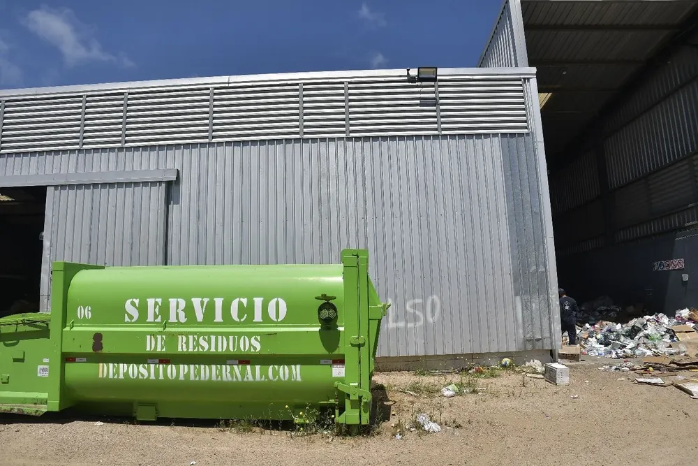 Un contenedor de Pedernal en una planta de clasificación de Montevideo, donde se apilan los residuos que no pueden ser reciclados por su mal estado