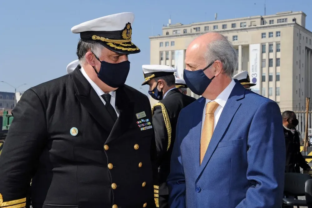 El comandante Jorge Wilson junto al ministro de Defensa, Javier García