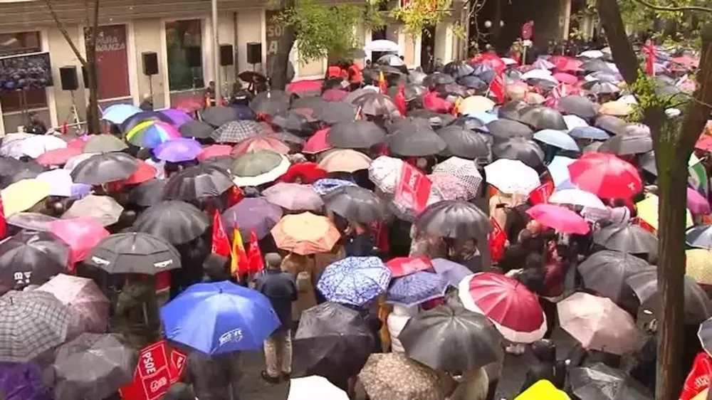 Militantes socialistas reunidos en la sede de la calle Ferraz.