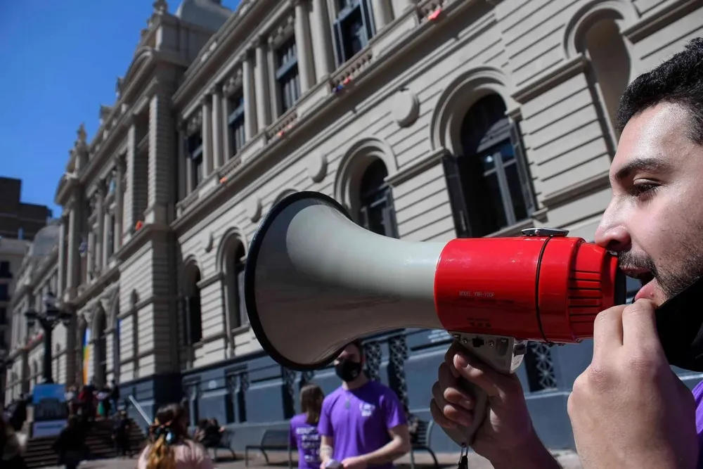 Los estudiantes que no voten serán suspendidos por dos períodos de exámenes.