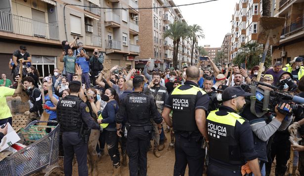 Los vecinos que se juntaron para insultar a Sánchez. Foto: EFE.